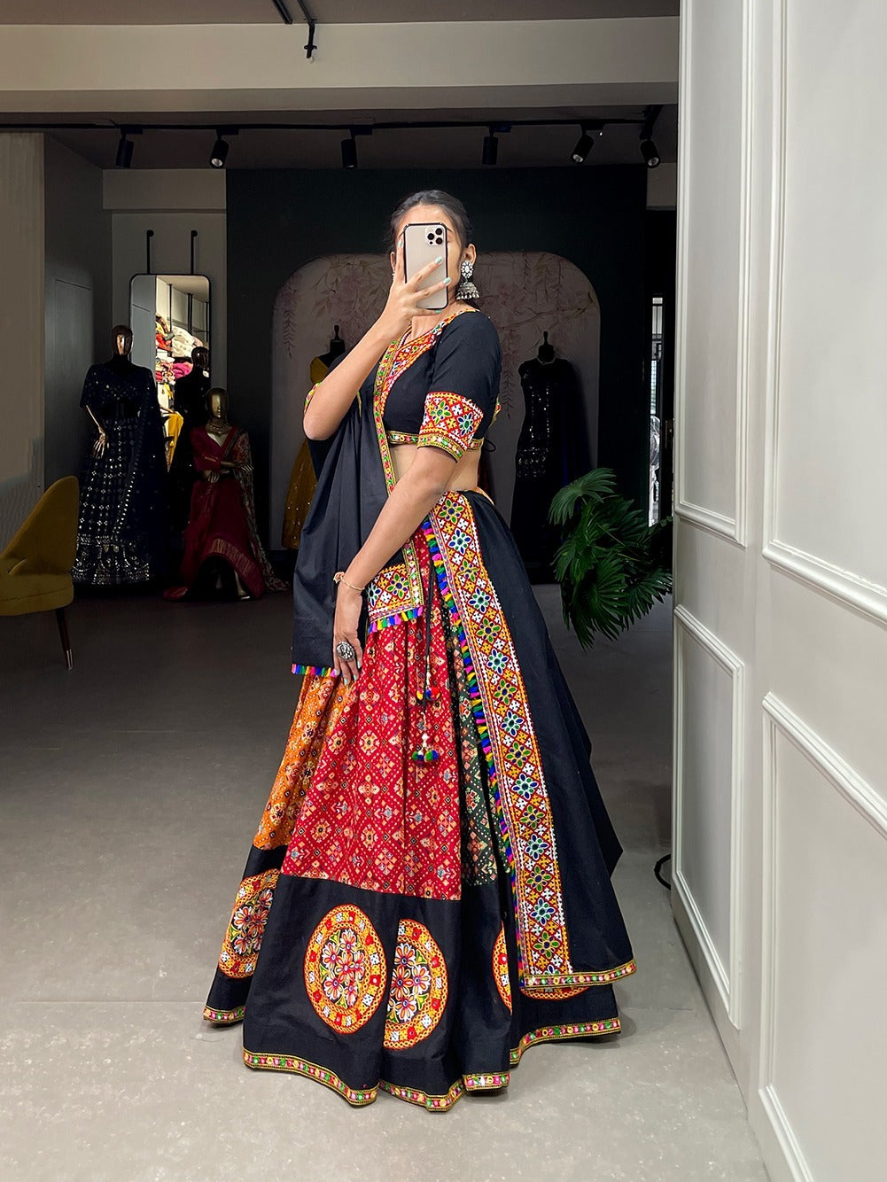 Buy Latest Collection of Designer Lehenga Cholis Online - Joshindia
