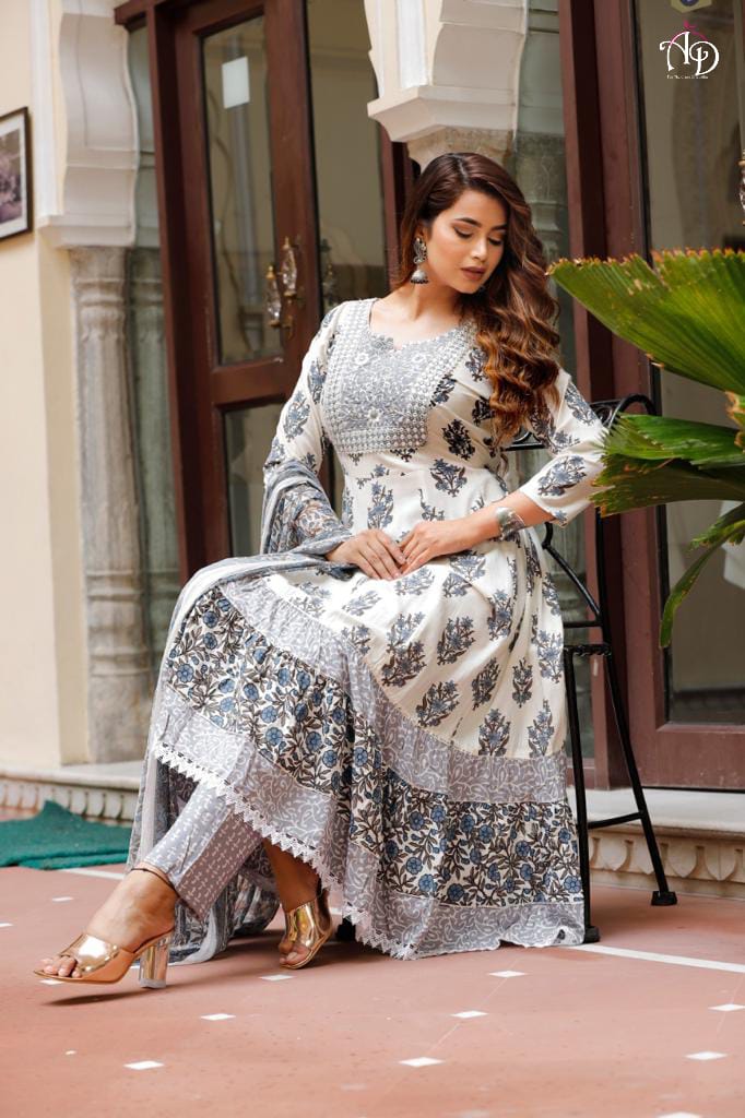 Buy Grey color lucknowi style kurta set for stylish look - Joshindia