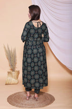 Buy Green color lucknowi style kurta set for stylish look - Joshindia