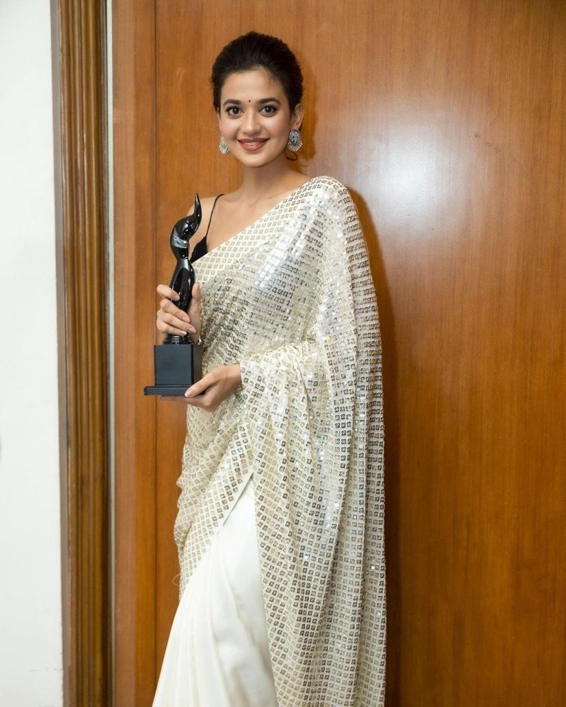 Heavy sequence saree for royal look buy now - Joshindia