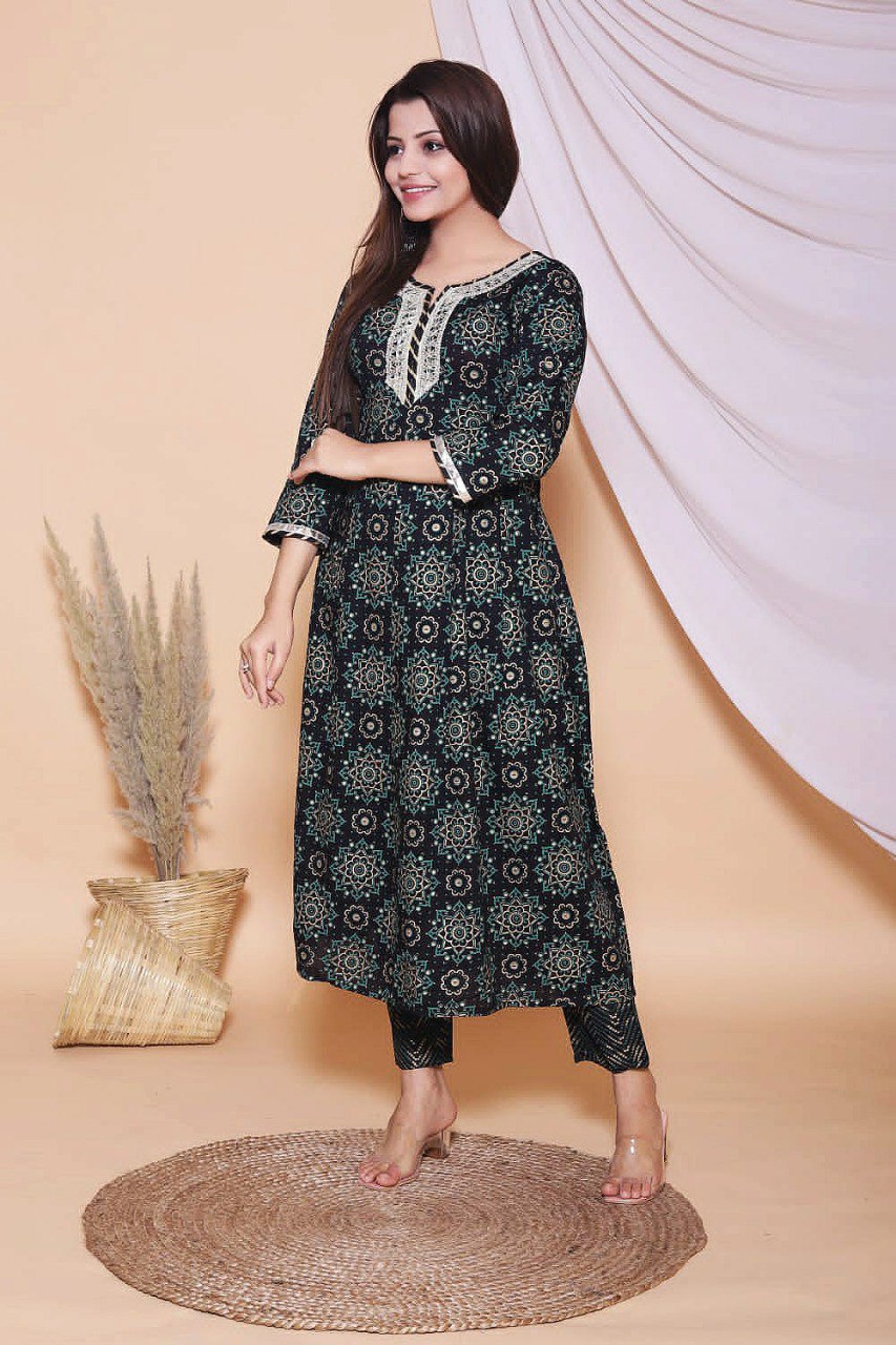 Buy Green color lucknowi style kurta set for stylish look - Joshindia