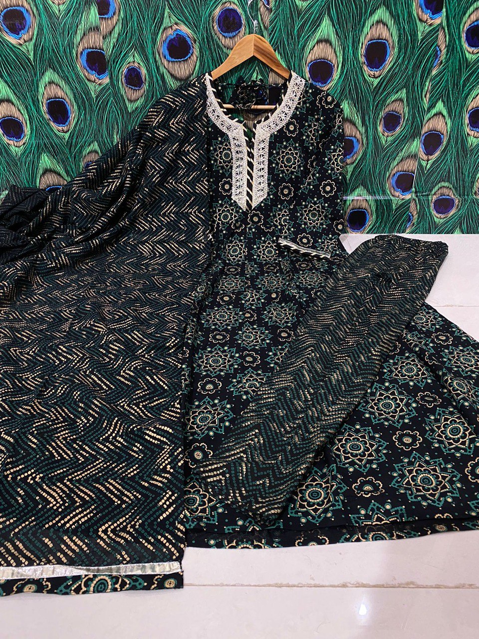 Buy Green color lucknowi style kurta set for stylish look - Joshindia